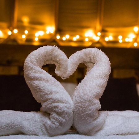 Secret Cloud House Holidays Luxury Yurts With Hot Tubs Cauldon ภายนอก รูปภาพ