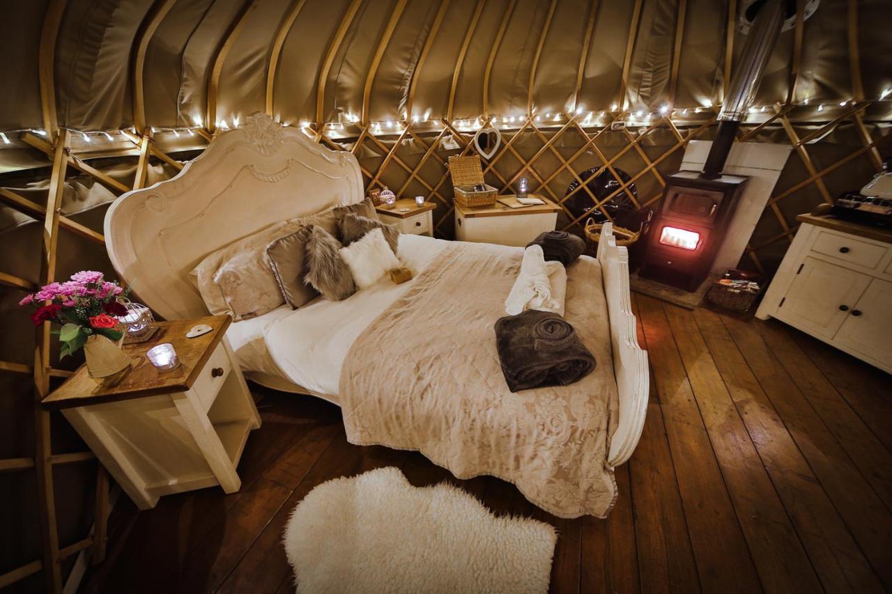 Secret Cloud House Holidays Luxury Yurts With Hot Tubs Cauldon ภายนอก รูปภาพ